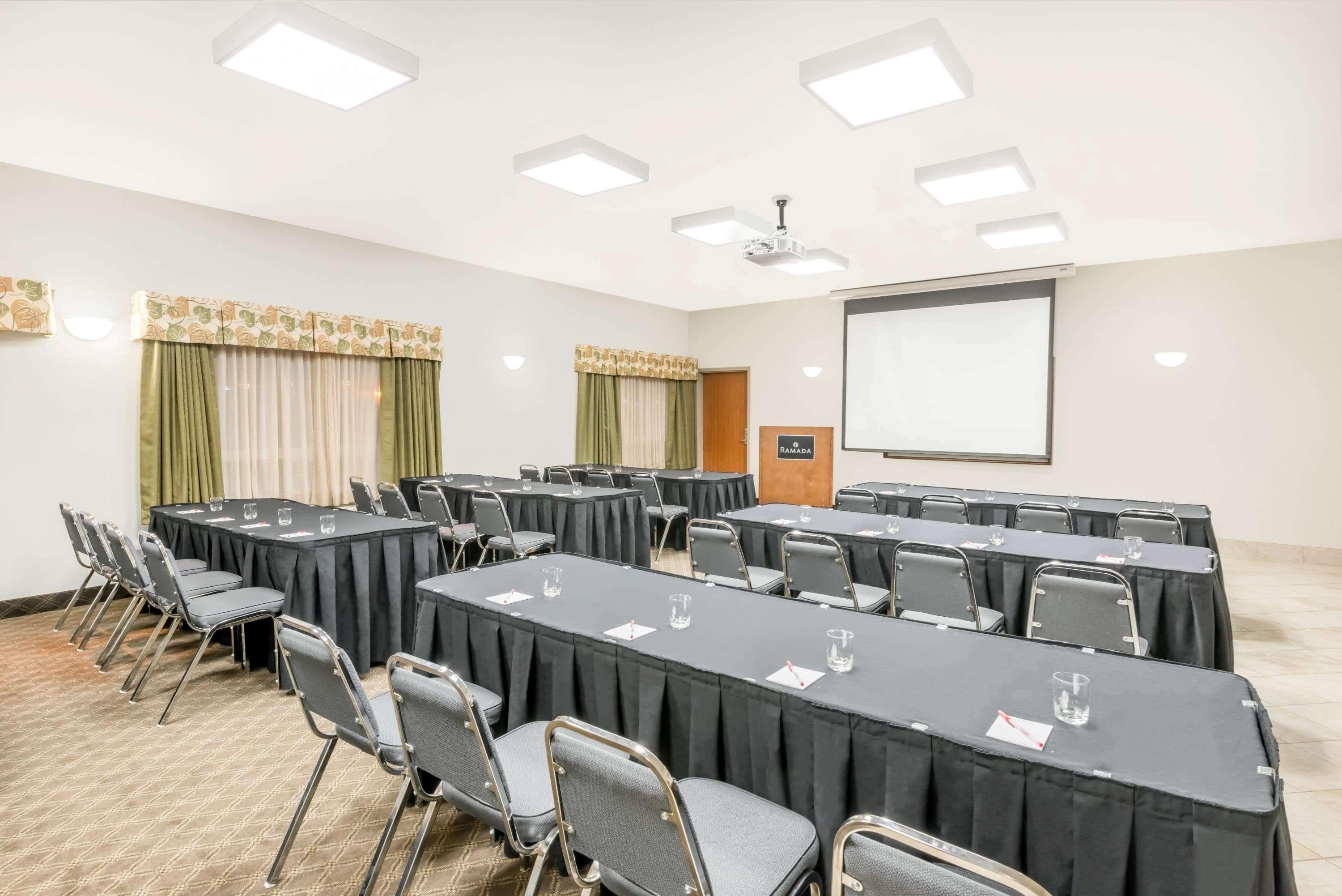 Hotel Ramada By Wyndham Olds